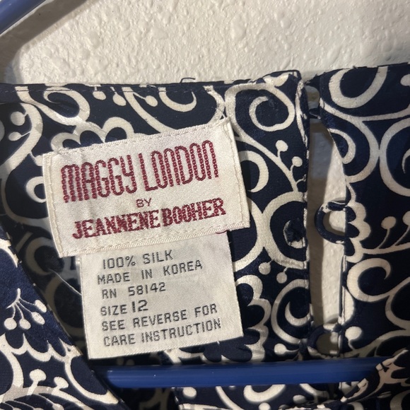 Vintage Maggy London 100% Silk Blouse Sz 12 With Blue & White Design Button Back - Picture 3 of 8